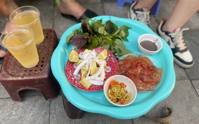 Xếp hàng chờ ăn món ngon mỗi năm chỉ có một lần ở Hà Nội