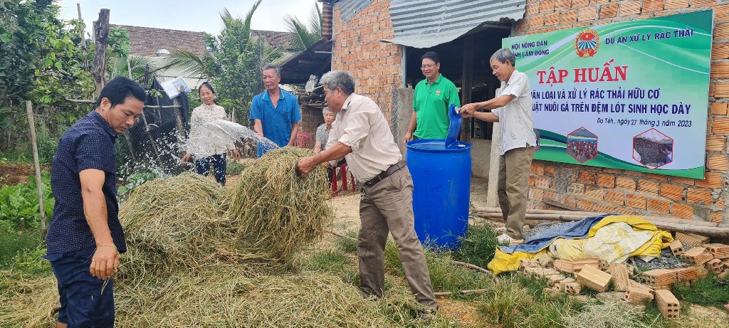 Hội Nông dân Lâm Đồng hướng dẫn nông dân nuôi sâu canxi, bảo vệ môi trường, tăng thu nhập- Ảnh 1.