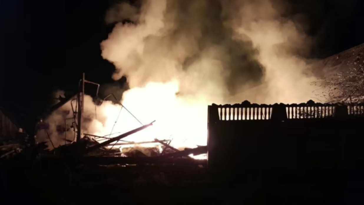 Hàng chục UAV Ukraine dồn dập tấn công 8 tỉnh của Nga ban đêm- Ảnh 1.