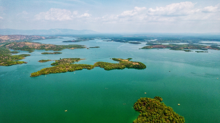 Hồ nước nhân tạo có cảnh đẹp như phim ở Gia Lai, dân mạng đã "phát sốt" lên chụp hình- Ảnh 1.