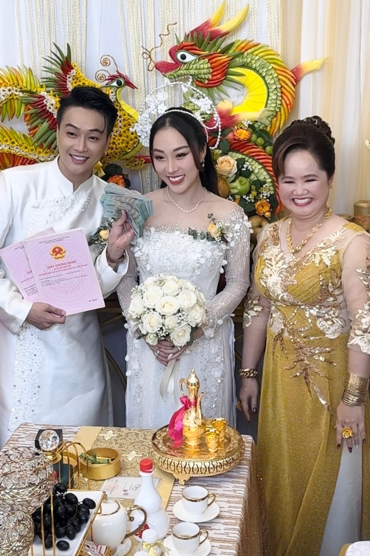 Đám cưới ca sĩ Ti Ti (nhóm HKT) gây ngỡ ngàng vì quà cưới "khủng" là sổ đỏ, nhẫn kim cương, tiền mặt...- Ảnh 14.