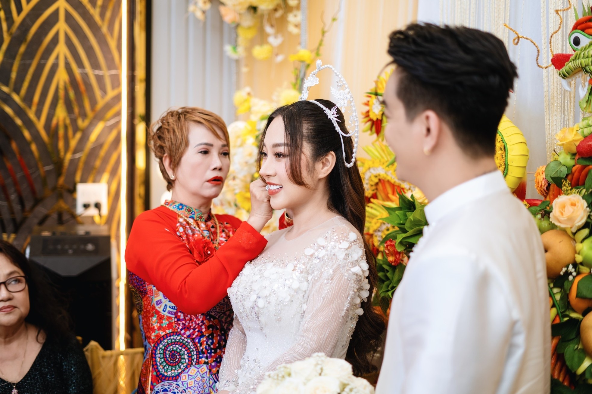 Đám cưới ca sĩ Ti Ti (nhóm HKT) gây ngỡ ngàng vì quà cưới "khủng" là sổ đỏ, nhẫn kim cương, tiền mặt...- Ảnh 11.
