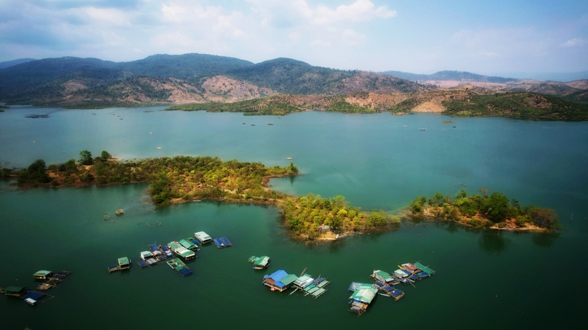 Hồ nước nhân tạo có cảnh đẹp như phim ở Gia Lai, dân mạng đã "phát sốt" lên chụp hình- Ảnh 2.