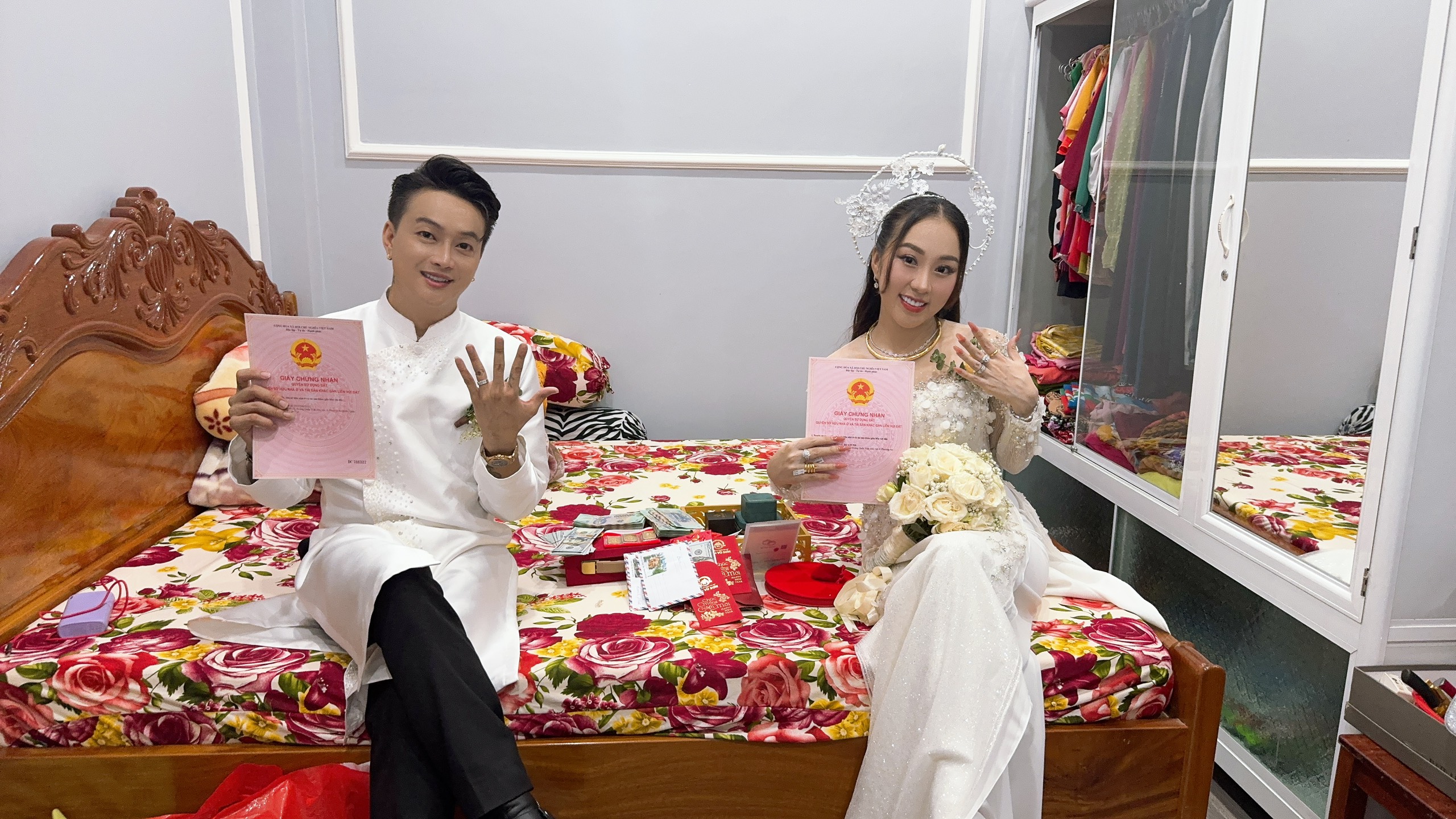 Đám cưới ca sĩ Ti Ti (nhóm HKT) gây ngỡ ngàng vì quà cưới "khủng" là sổ đỏ, nhẫn kim cương, tiền mặt...- Ảnh 15.