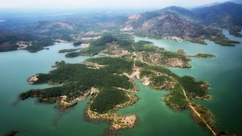 Hồ nước nhân tạo có cảnh đẹp như phim ở Gia Lai, dân mạng đã "phát sốt" lên chụp hình- Ảnh 3.