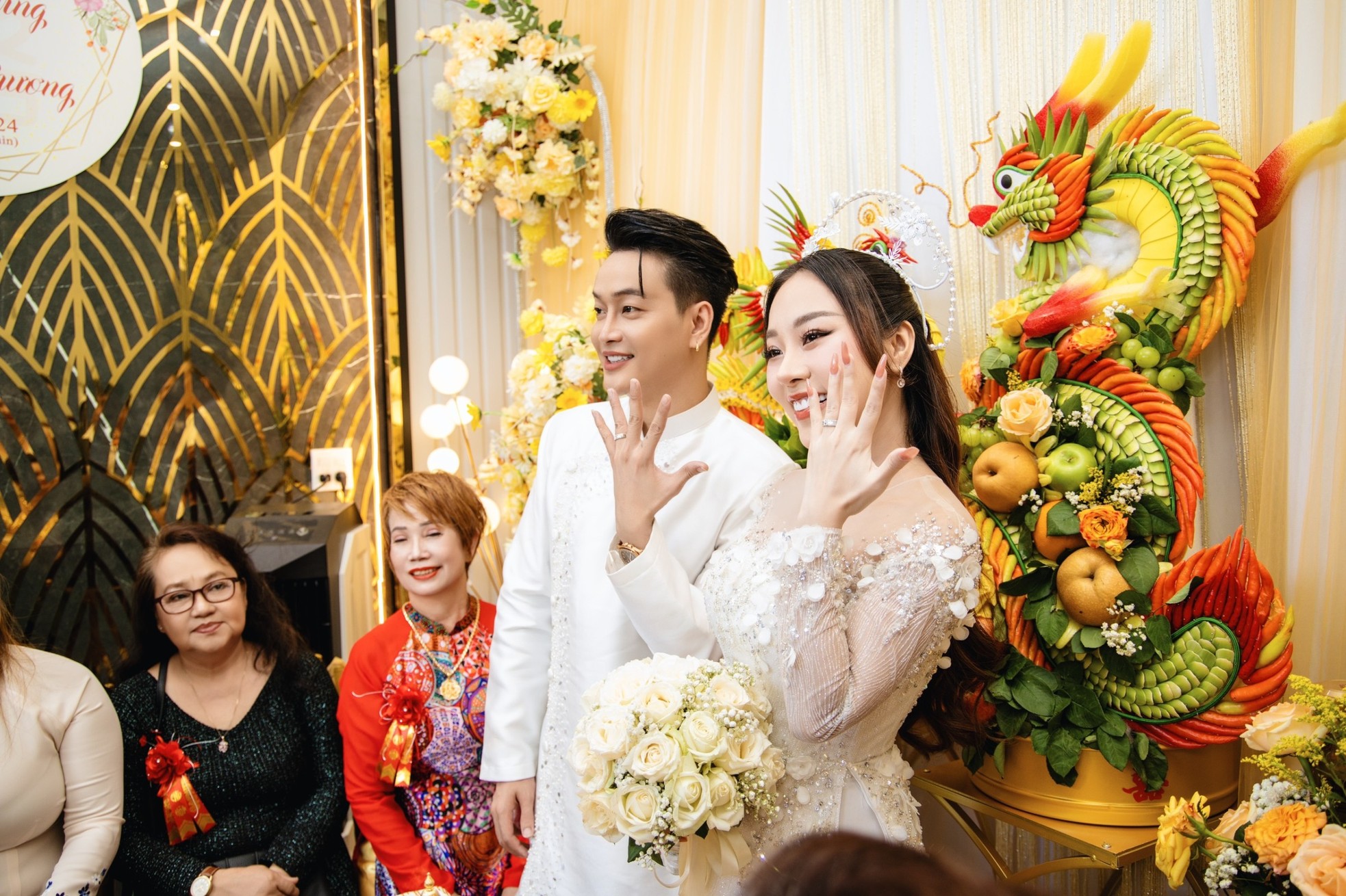 Đám cưới ca sĩ Ti Ti (nhóm HKT) gây ngỡ ngàng vì quà cưới "khủng" là sổ đỏ, nhẫn kim cương, tiền mặt...- Ảnh 10.