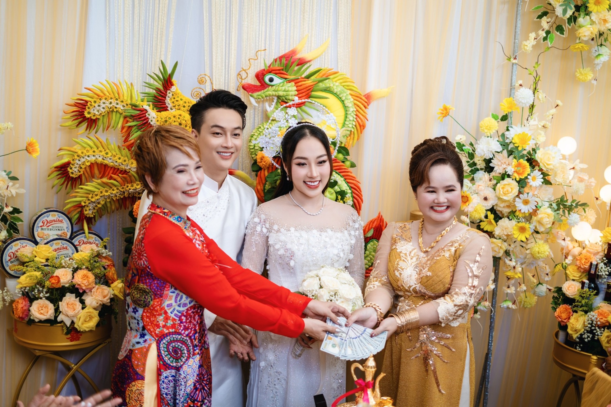 Đám cưới ca sĩ Ti Ti (nhóm HKT) gây ngỡ ngàng vì quà cưới "khủng" là sổ đỏ, nhẫn kim cương, tiền mặt...- Ảnh 7.