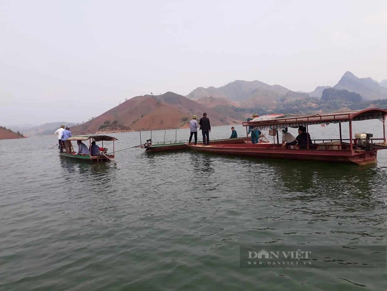 Lai Châu: Gần 400 người được huy động tìm kiếm nạn nhân mất tích trong vụ lật thuyền ở Sìn Hồ- Ảnh 1.