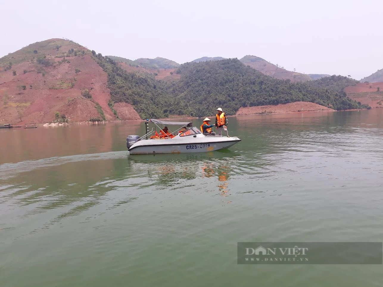 Lai Châu: Gần 400 người được huy động tìm kiếm nạn nhân mất tích trong vụ lật thuyền ở Sìn Hồ- Ảnh 2.