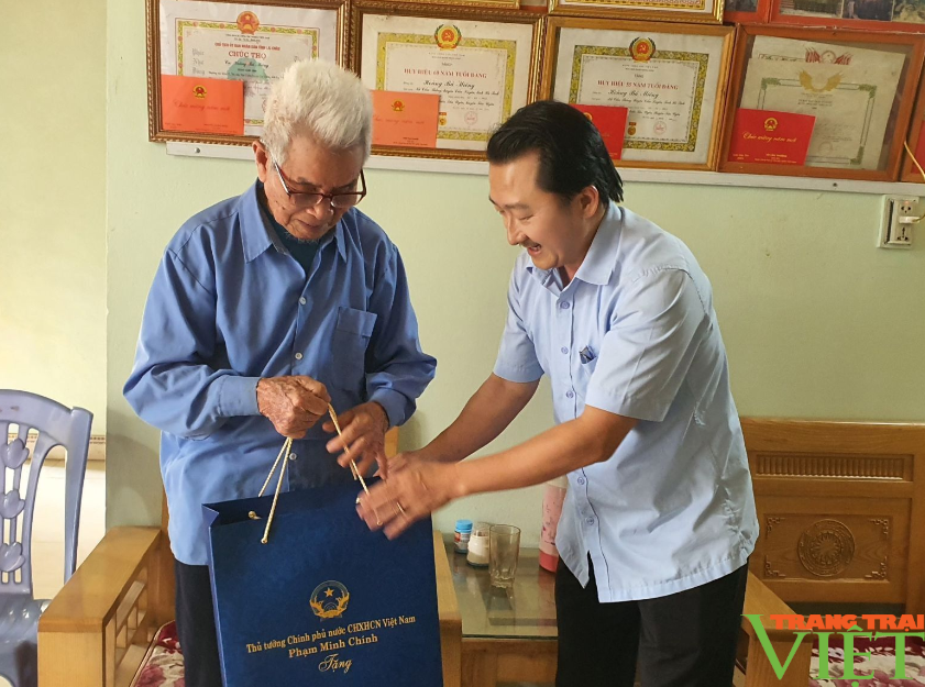 Thăm hỏi, tặng quà chiến sĩ Điện Biên ở Lai Châu nhân kỷ niệm 70 năm chiến thắng Điện Biên Phủ- Ảnh 5.