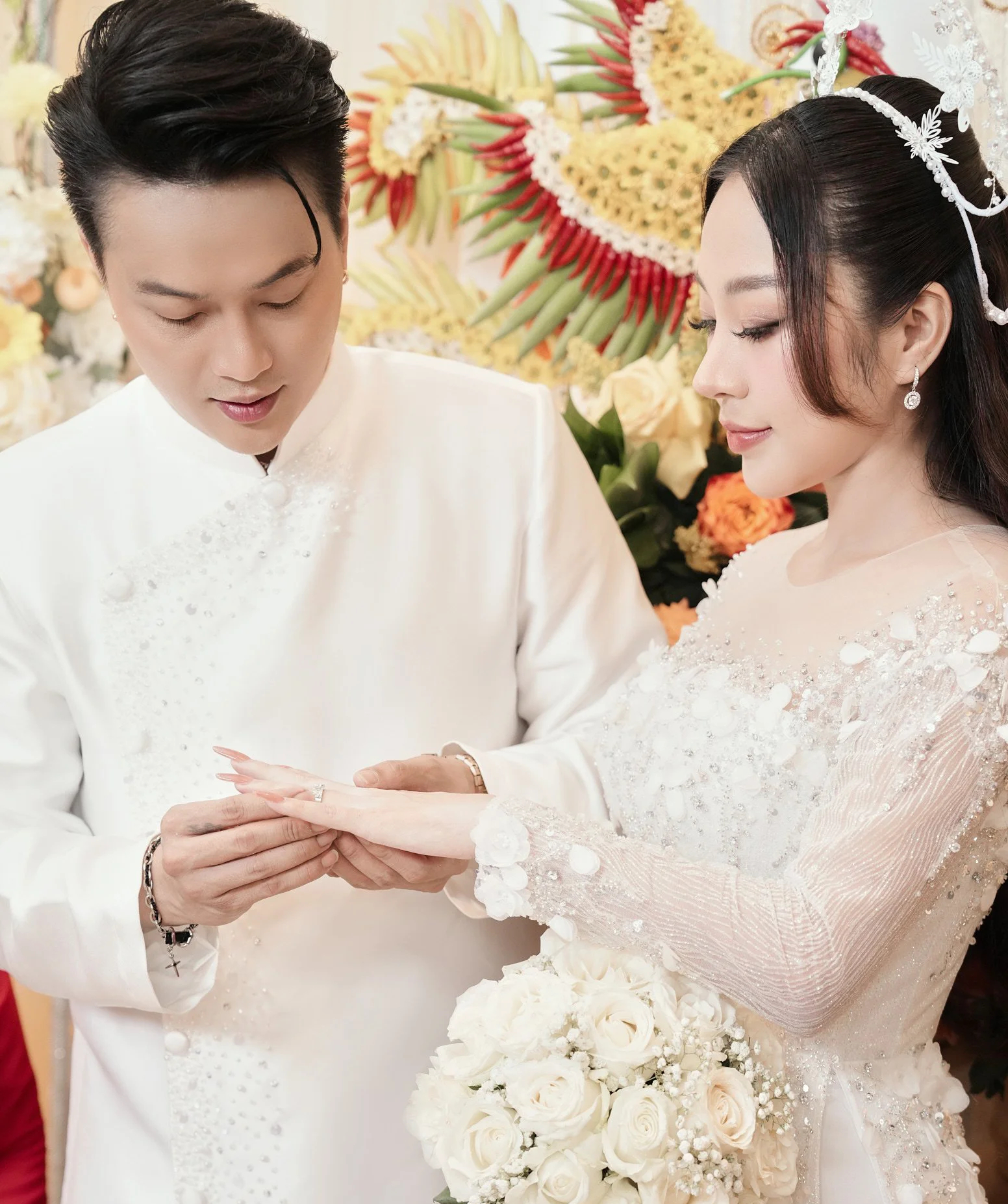 Đám cưới ca sĩ Ti Ti (nhóm HKT) gây ngỡ ngàng vì quà cưới "khủng" là sổ đỏ, nhẫn kim cương, tiền mặt...- Ảnh 8.