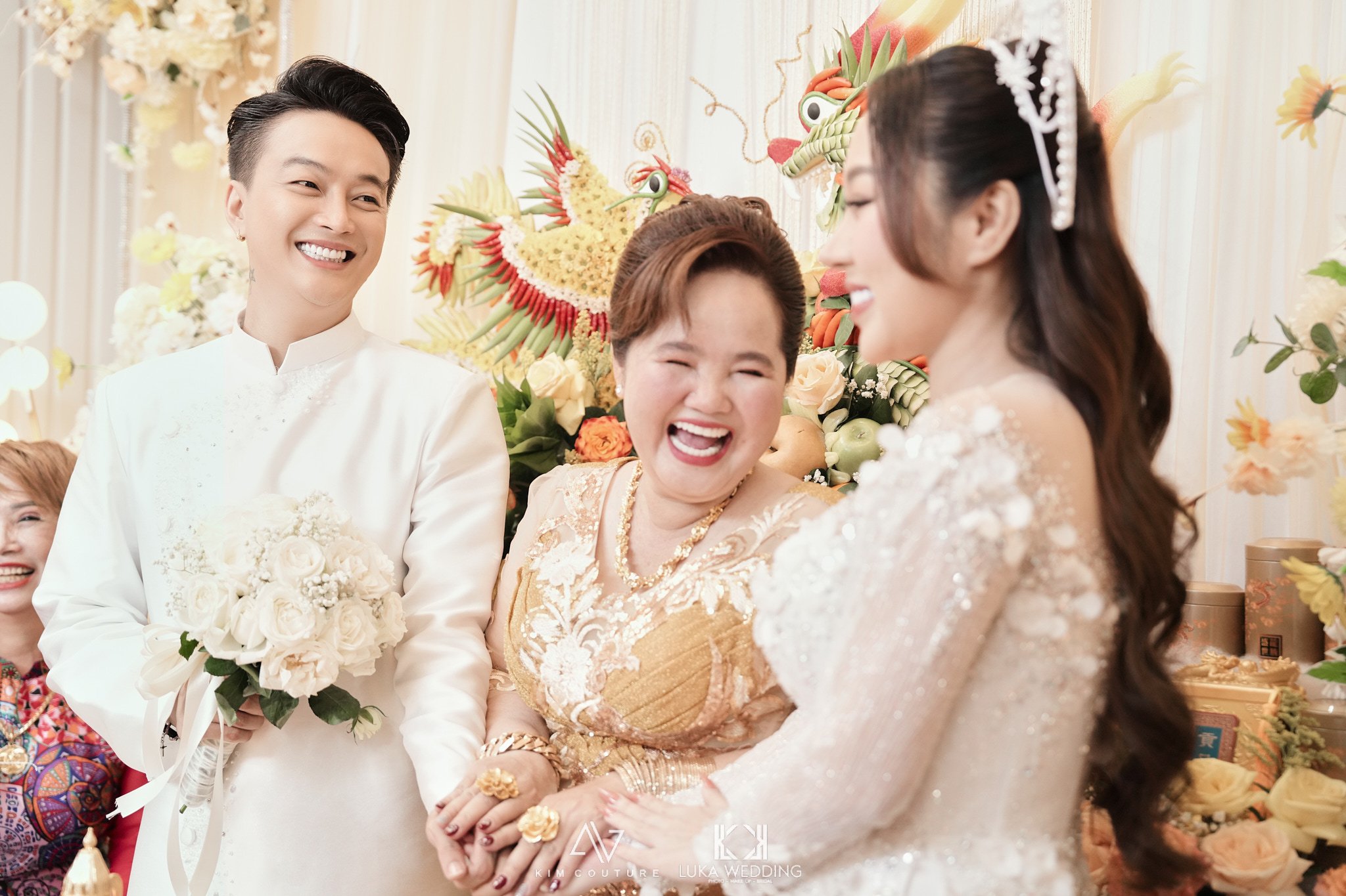 Đám cưới ca sĩ Ti Ti (nhóm HKT) gây ngỡ ngàng vì quà cưới "khủng" là sổ đỏ, nhẫn kim cương, tiền mặt...- Ảnh 13.
