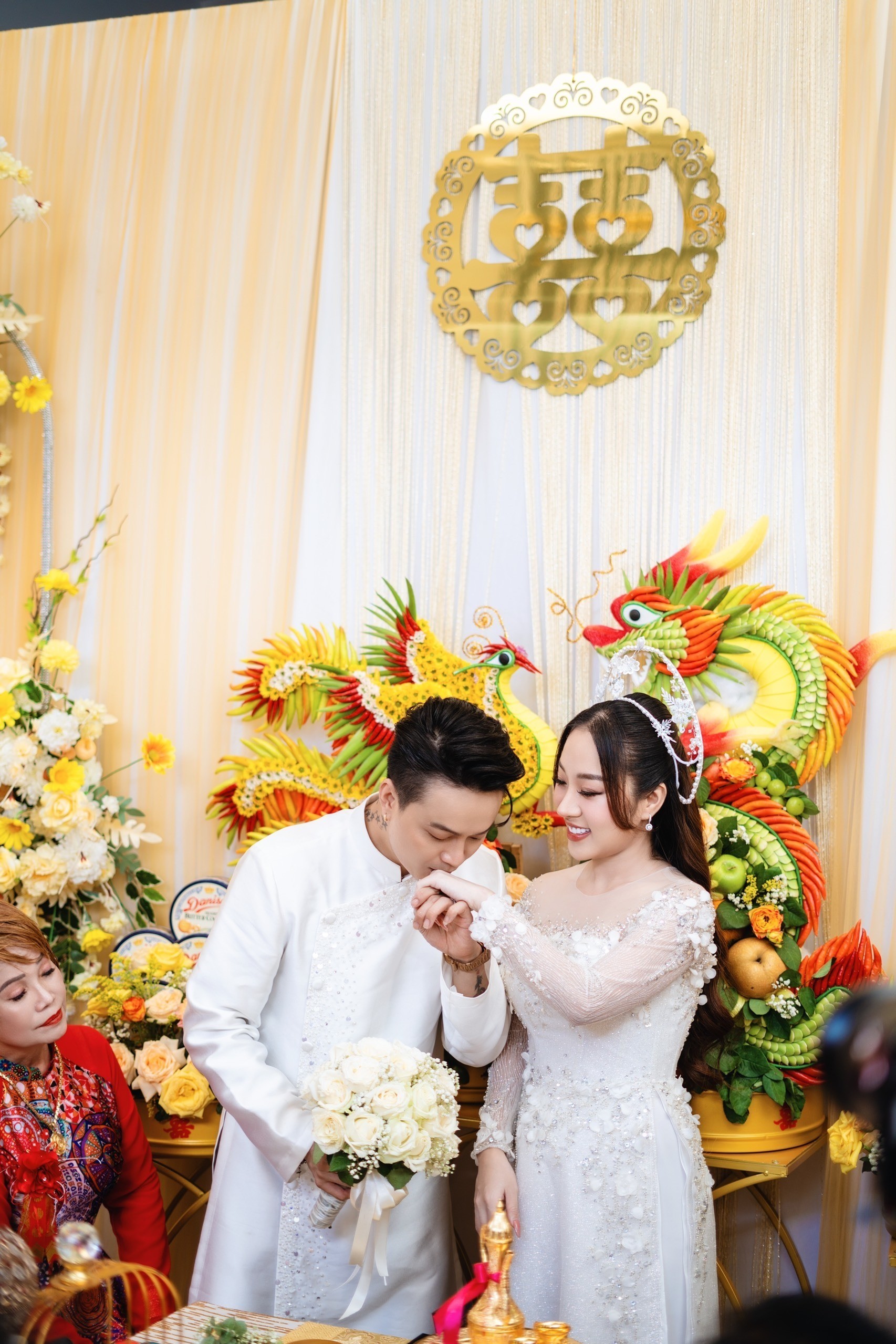 Đám cưới ca sĩ Ti Ti (nhóm HKT) gây ngỡ ngàng vì quà cưới "khủng" là sổ đỏ, nhẫn kim cương, tiền mặt...- Ảnh 9.