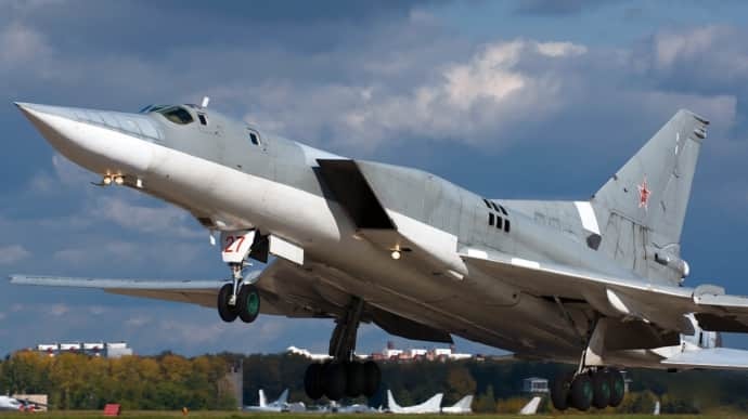 'Trùm' tình báo Ukraine tiết lộ phải dành cả tuần để phục kích, bắn hạ máy bay ném bom Nga Tu-22M3- Ảnh 1.