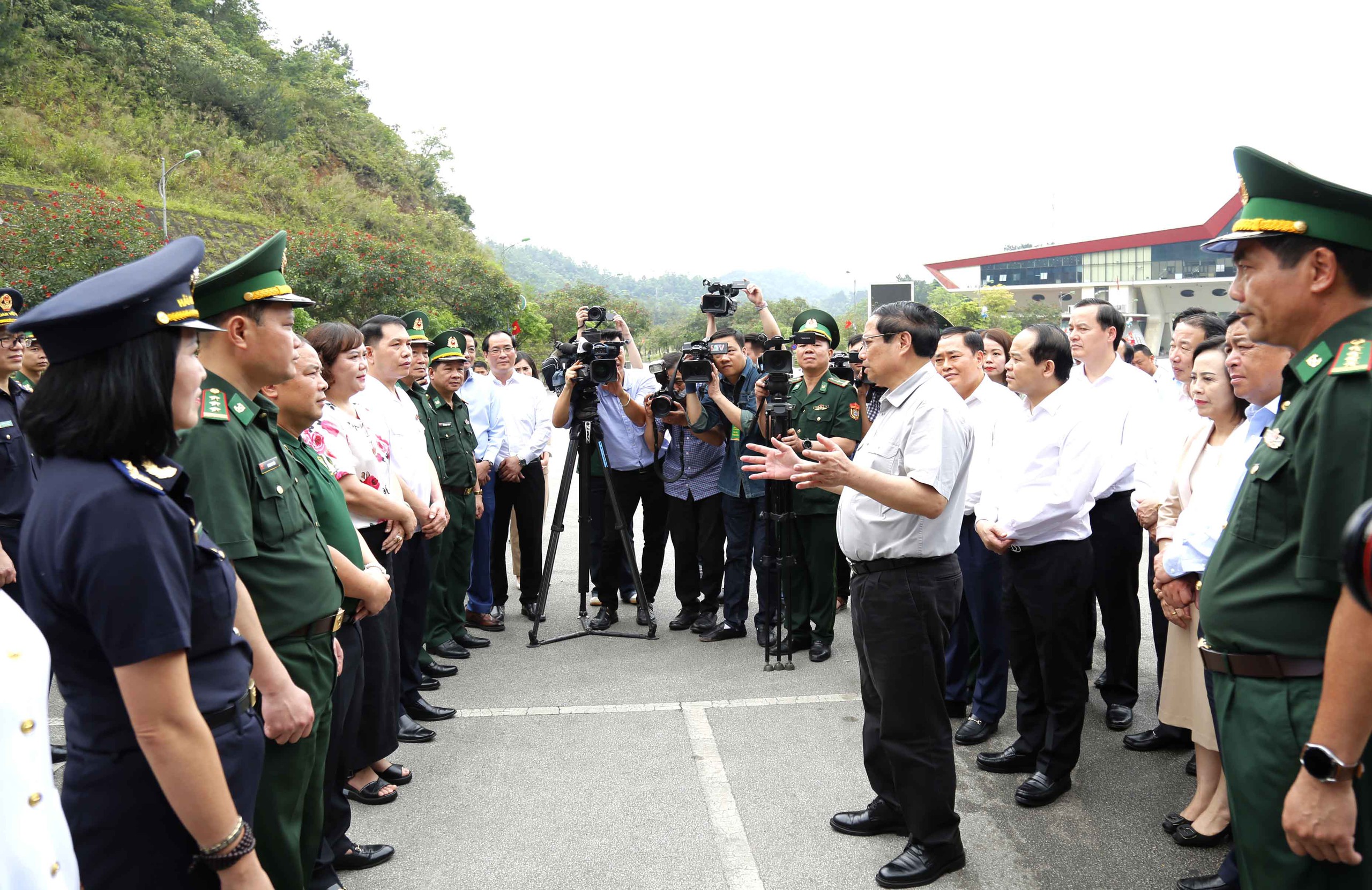 Thủ tướng thăm cửa khẩu Hữu Nghị: Xây dựng cửa khẩu thông minh với nguồn nhân lực chất lượng cao- Ảnh 1.