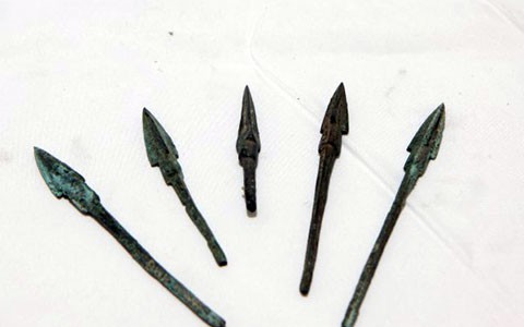 Thanh kiếm ngắn, giáo, dao găm, mũi tên-những vũ khí của người Việt cổ, là cổ vật thuộc văn hóa Đông Sơn 