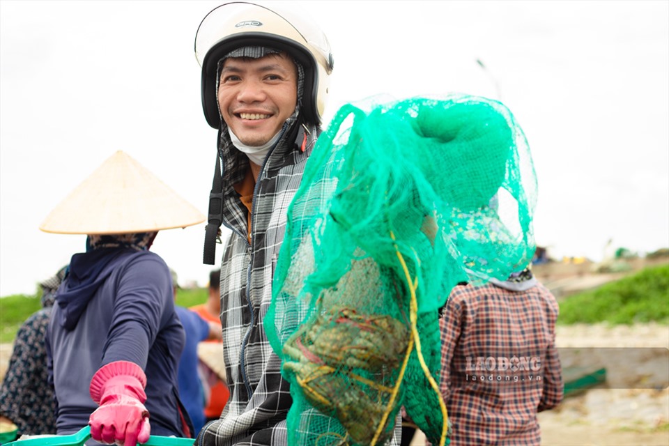 Nằm ngay một khu rừng nổi tiếng, chợ ngay sát biển ở một xã của Nam Định la liệt tôm tươi, cá ngon- Ảnh 13.