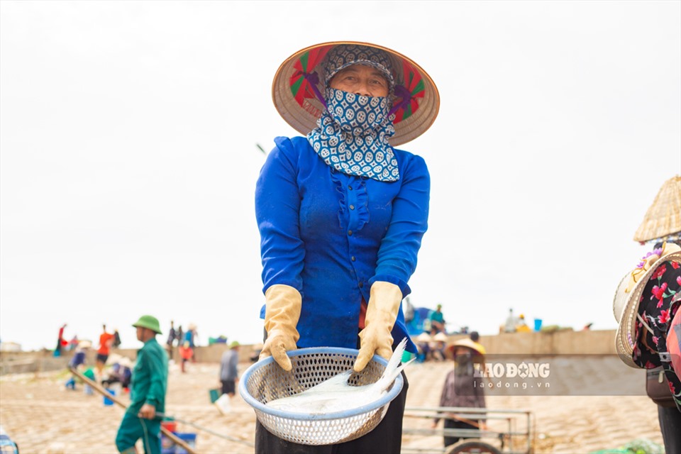 Nằm ngay một khu rừng nổi tiếng, chợ ngay sát biển ở một xã của Nam Định la liệt tôm tươi, cá ngon- Ảnh 14.
