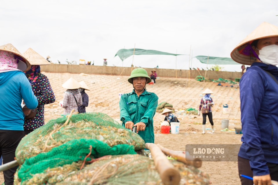 Nằm ngay một khu rừng nổi tiếng, chợ ngay sát biển ở một xã của Nam Định la liệt tôm tươi, cá ngon- Ảnh 9.