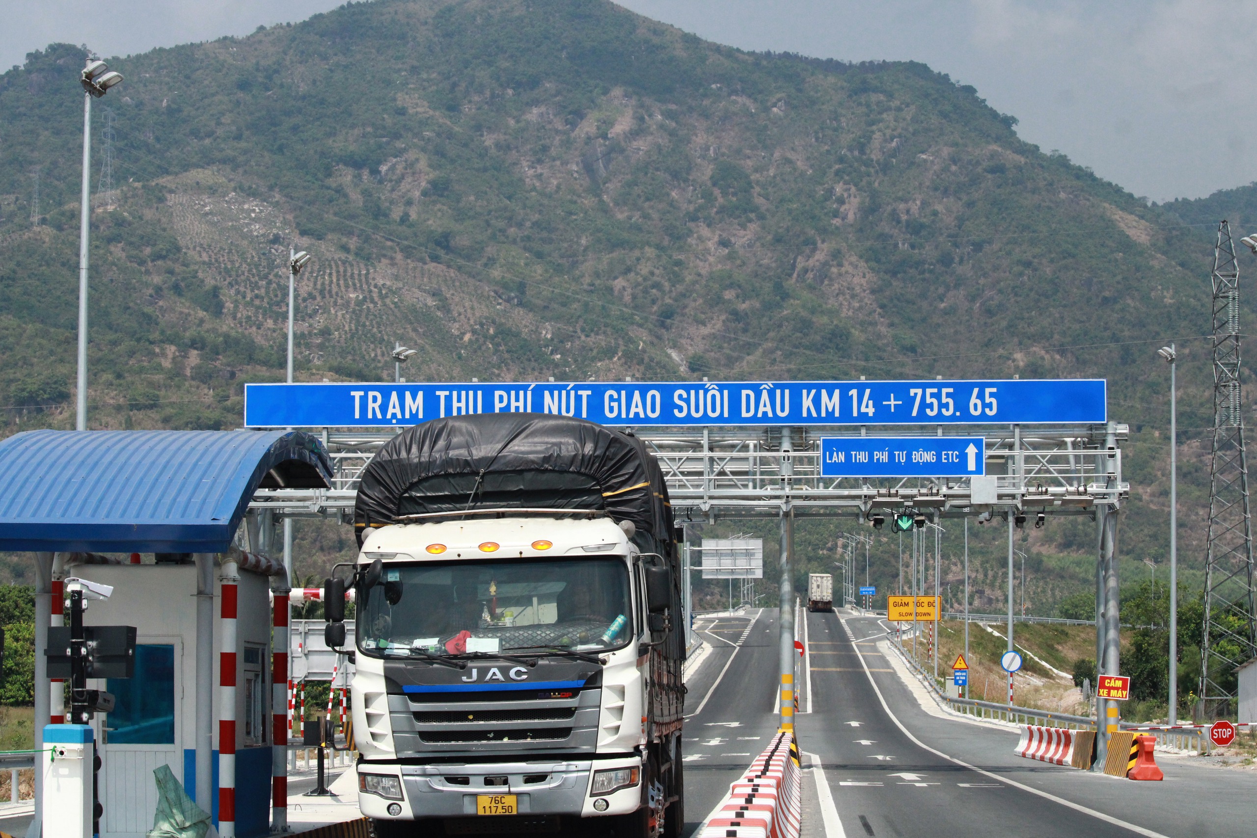 Ngày 26/4 sẽ bắt đầu thu phí tuyến cao tốc Nha Trang - Cam Lâm, cao nhất 311.000 đồng/lượt- Ảnh 1.