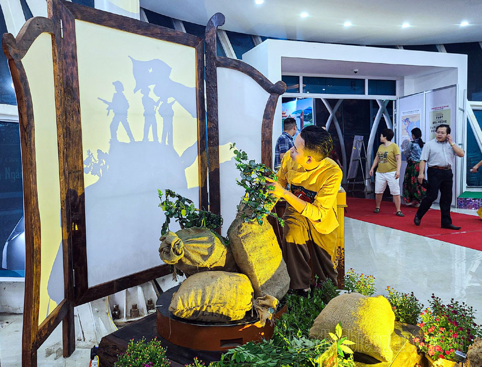 Trình diễn nghệ thuật điêu khắc ánh sáng trong triển lãm lớn nhất kỷ niệm 70 chiến thắng Điện Biên Phủ 
- Ảnh 3.