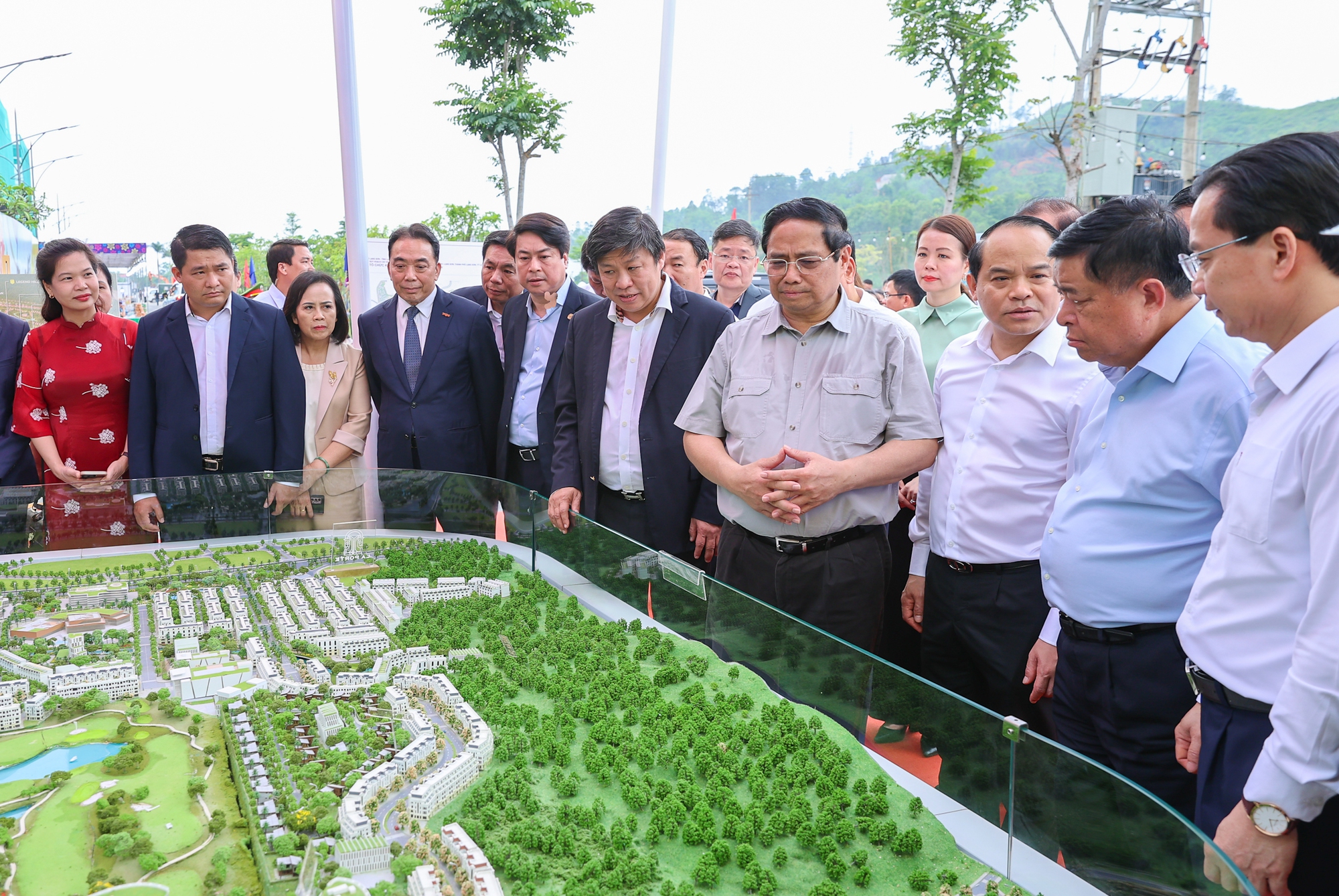 Thủ tướng thăm cửa khẩu Hữu Nghị: Xây dựng cửa khẩu thông minh với nguồn nhân lực chất lượng cao- Ảnh 2.