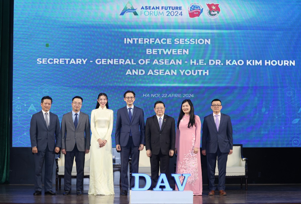 Hoa hậu Nguyễn Thúc Thùy Tiên phát biểu tại đối thoại giữa Tổng thư ký ASEAN với thanh niên ASEAN- Ảnh 1.