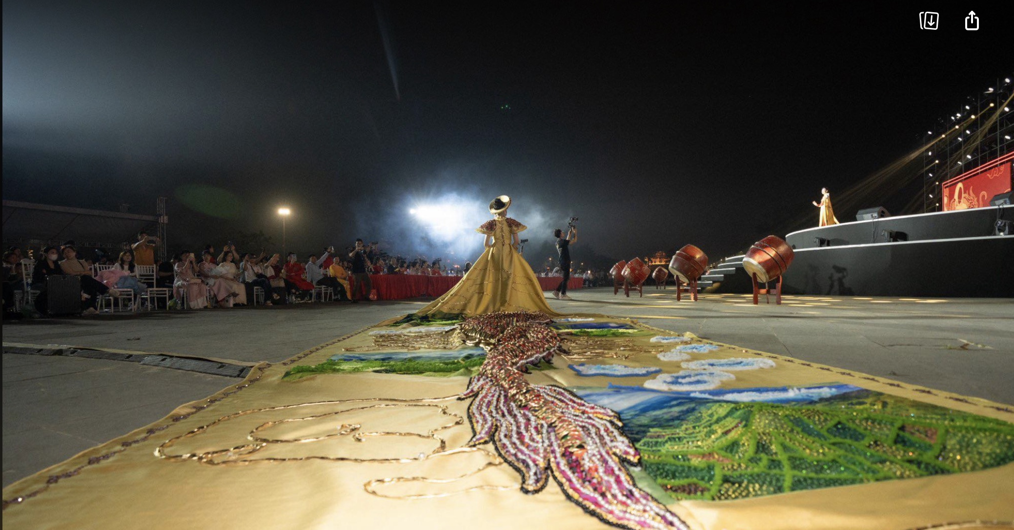 Chiếc áo dài thổ cẩm hình rồng dài nhất Việt Nam khiến khán giả ngỡ ngàng- Ảnh 2.