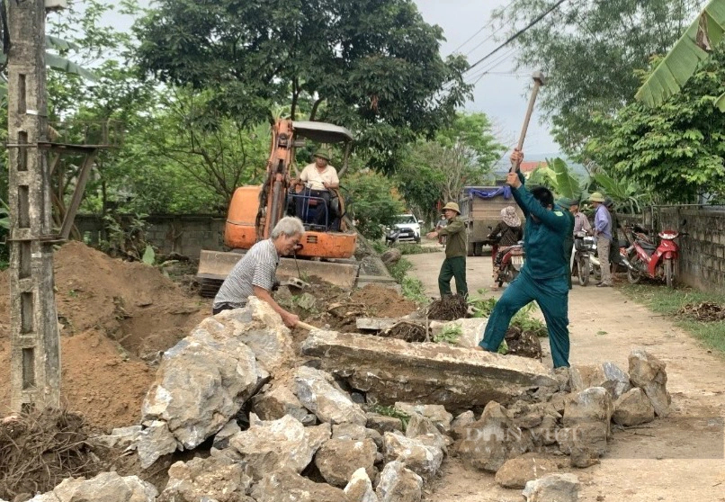 Quảng Bình: Máy xúc vào làng phá tường, đường nông thôn mới rộng hẳn ra, dân tình vui vẻ- Ảnh 1.