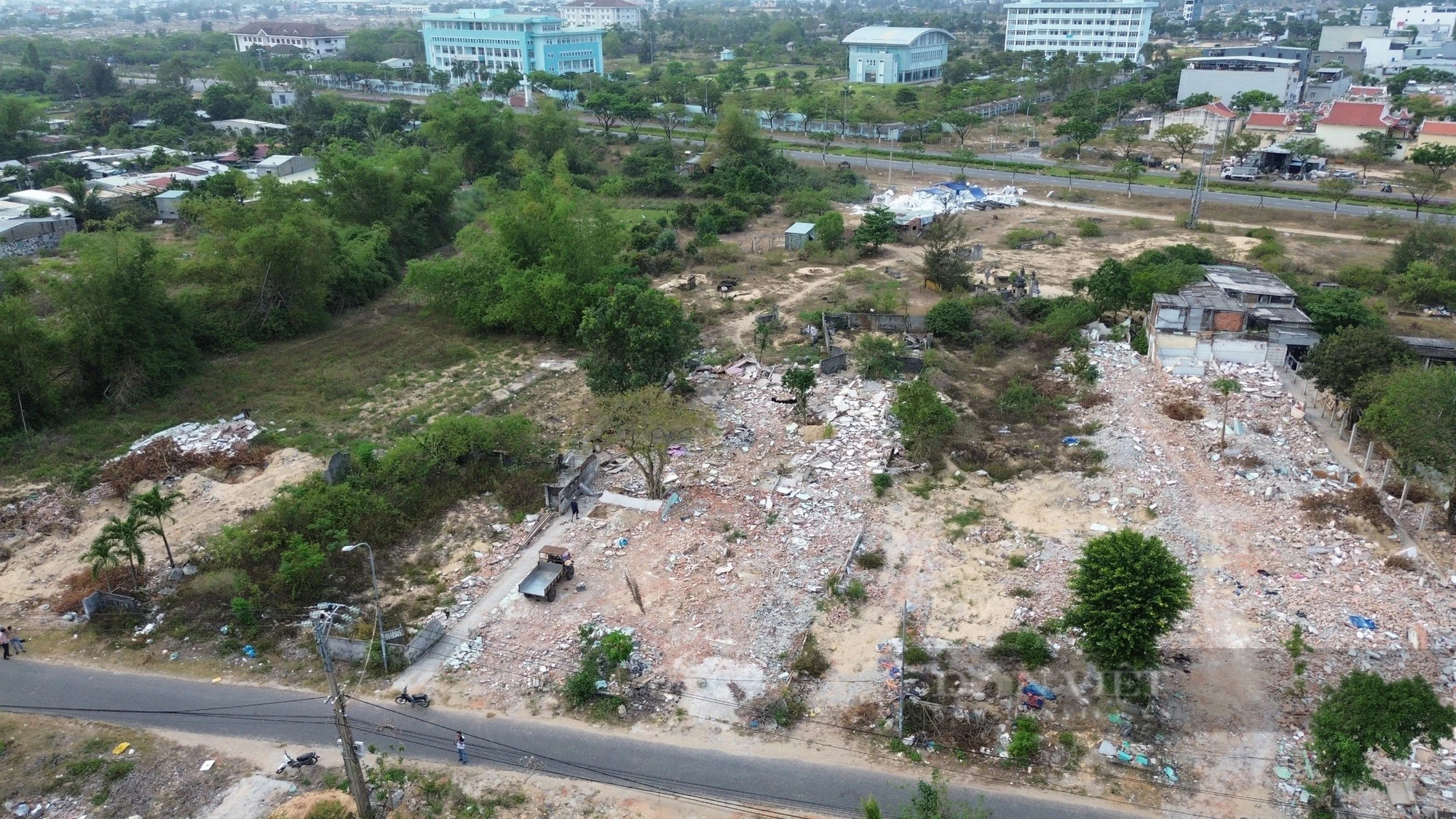 Hơn 400 phần mộ vắng chủ tại dự án Làng Đại học Đà Nẵng sẽ được di dời- Ảnh 1.