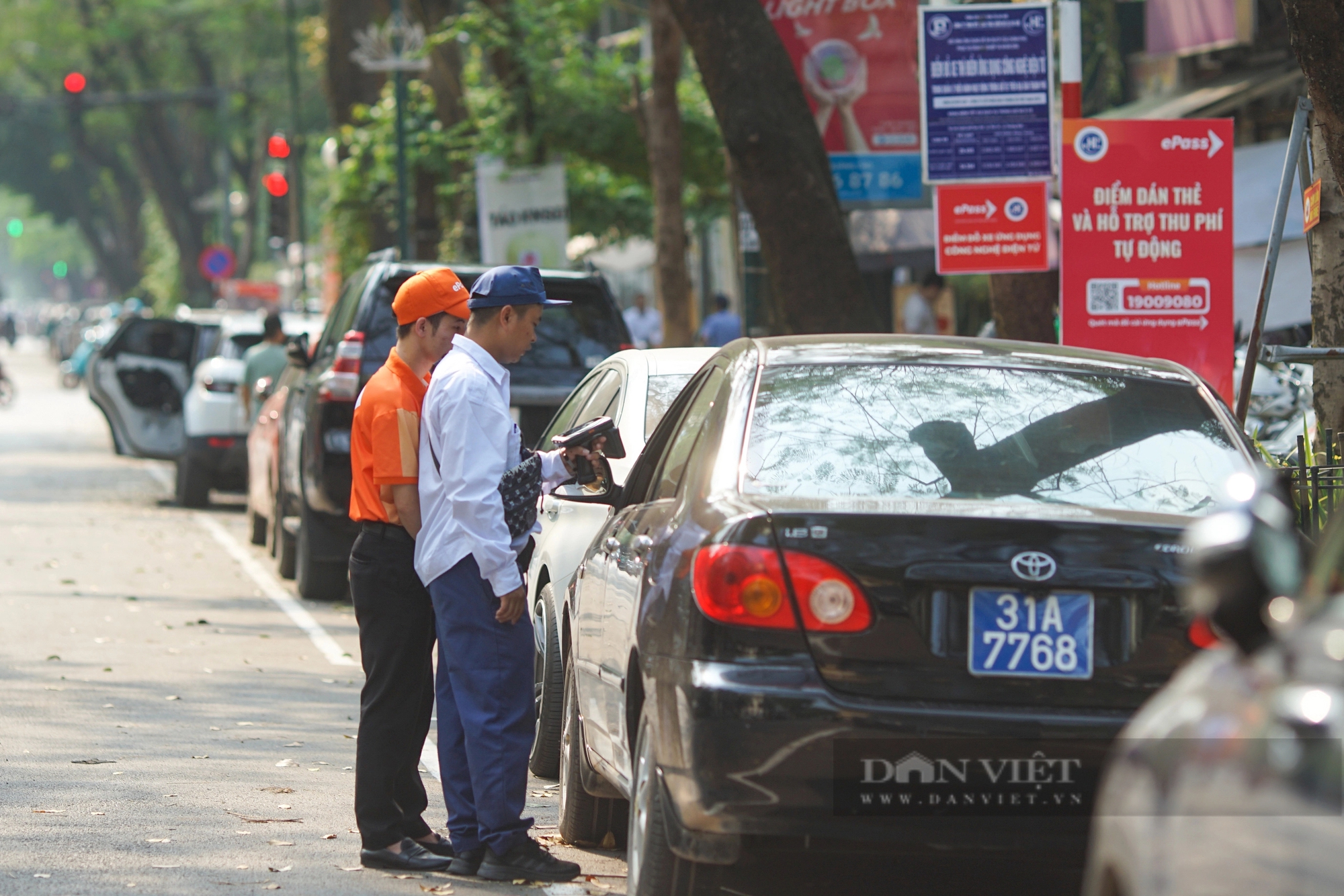 Cận cảnh việc giữ xe không dùng tiền mặt ở Hà Nội- Ảnh 6.