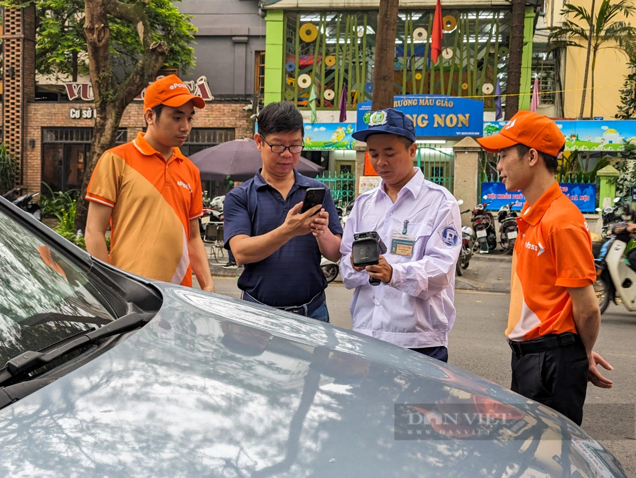 Cận cảnh việc giữ xe không dùng tiền mặt ở Hà Nội- Ảnh 7.