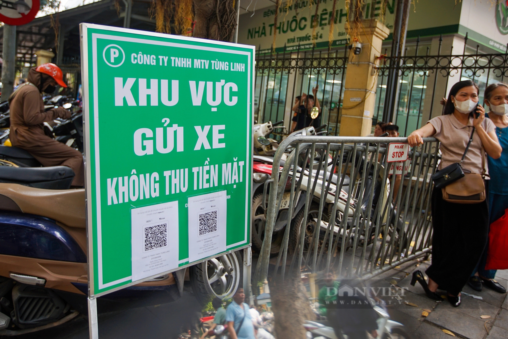 Cận cảnh việc giữ xe không dùng tiền mặt ở Hà Nội- Ảnh 9.