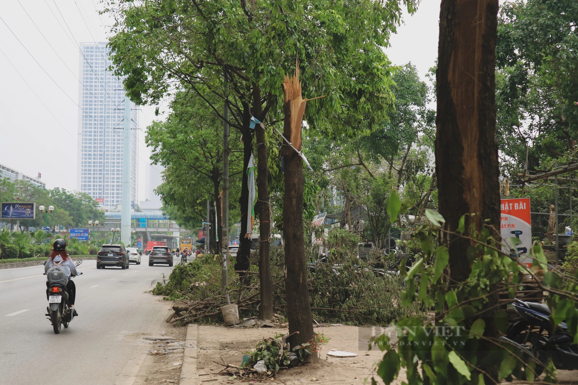 Nhiều ngày sau cơn giông, một số tuyến đường ở Hà Nội vẫn ngổn ngang cây đổ- Ảnh 1.