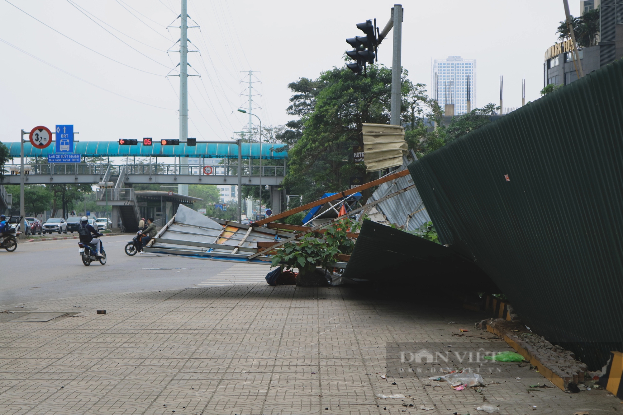 Nhiều ngày sau cơn giông, một số tuyến đường ở Hà Nội vẫn ngổn ngang cây đổ- Ảnh 10.