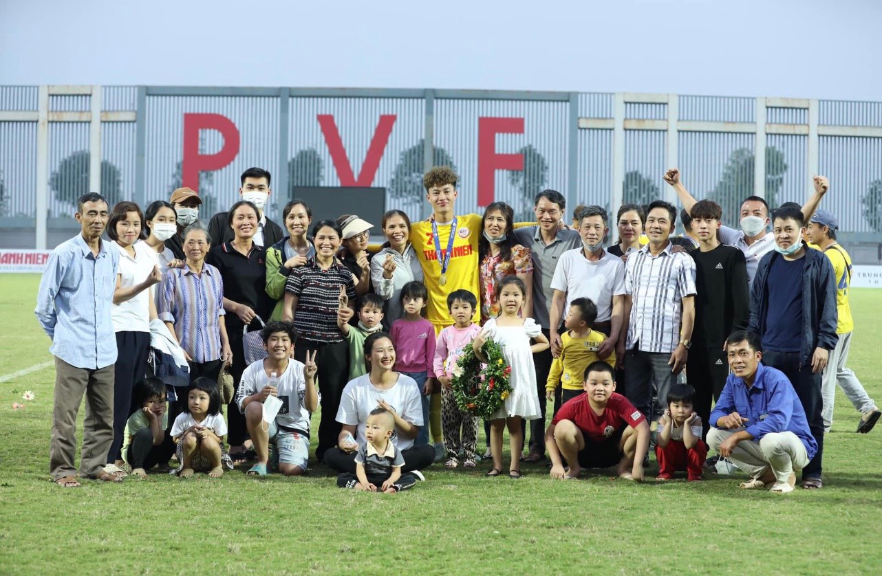 Gia đình Văn Tùng tổ chức 6 mâm cỗ chiêu đãi NHM cổ vũ U23 Việt Nam- Ảnh 3.
