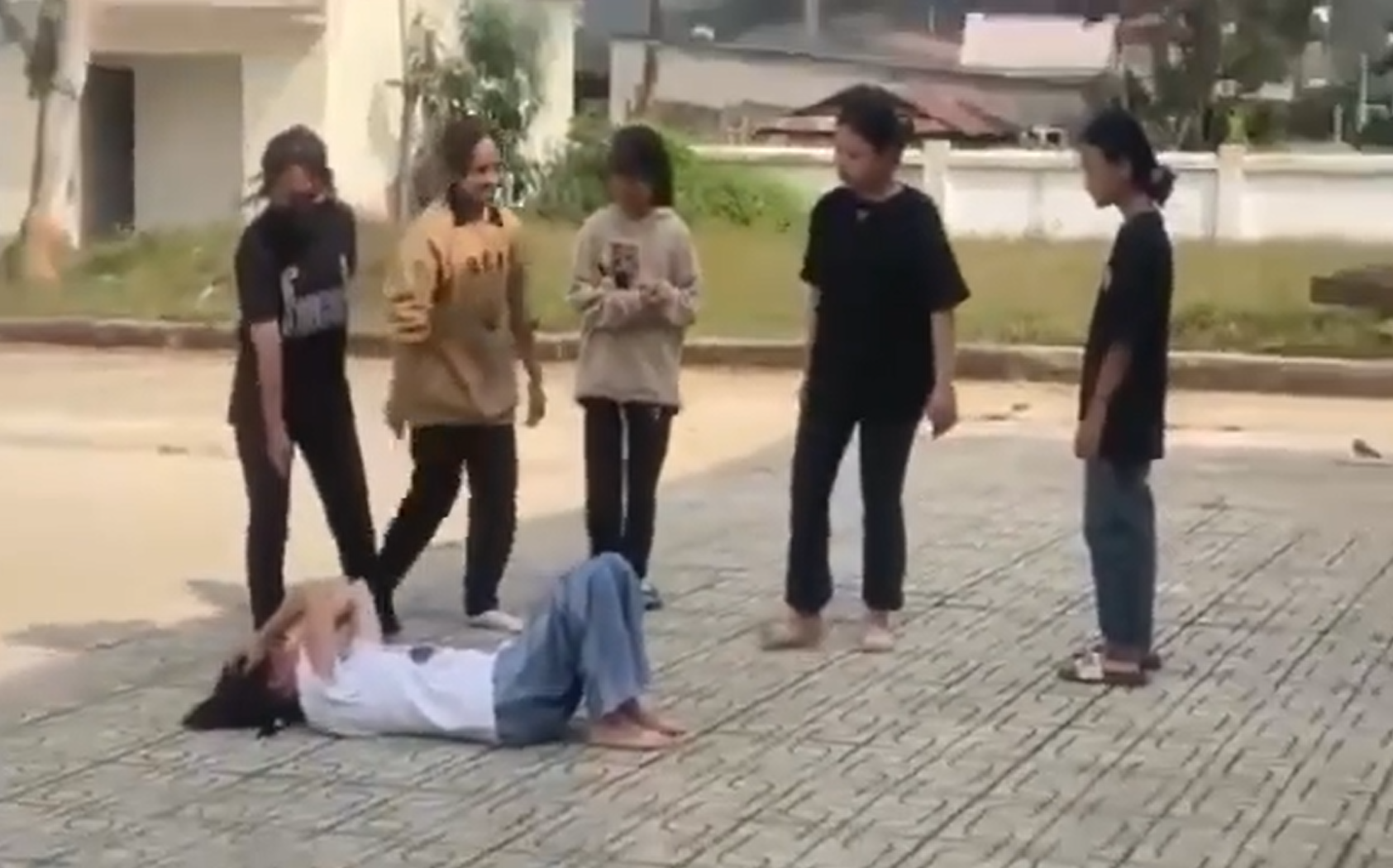 Xác minh clip 2 nữ sinh THCS tại Lâm Đồng đánh nhau, nhiều bạn xung quanh đứng nhìn- Ảnh 2.