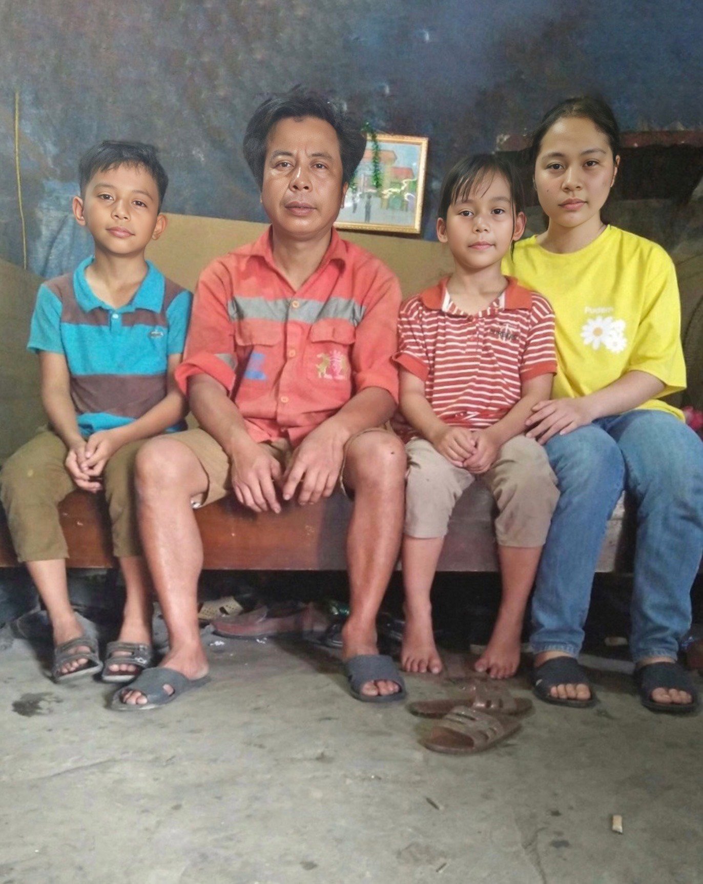 Xót xa cuộc sống của 5 đứa trẻ sống cùng bố nghèo và người mẹ tâm thần- Ảnh 4.
