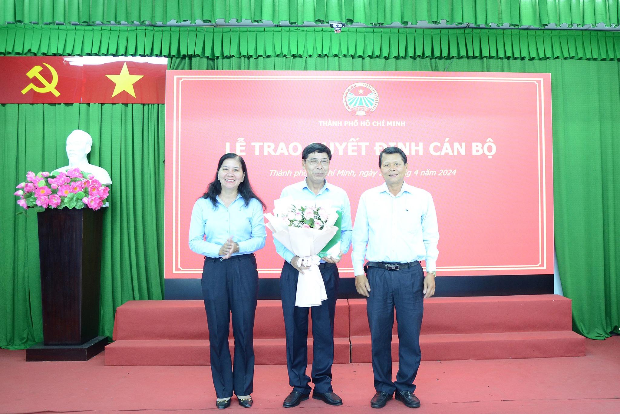 Trao quyết định công nhận chức danh Chủ tịch Hội Nông dân Thành phố Hồ Chí Minh- Ảnh 1.