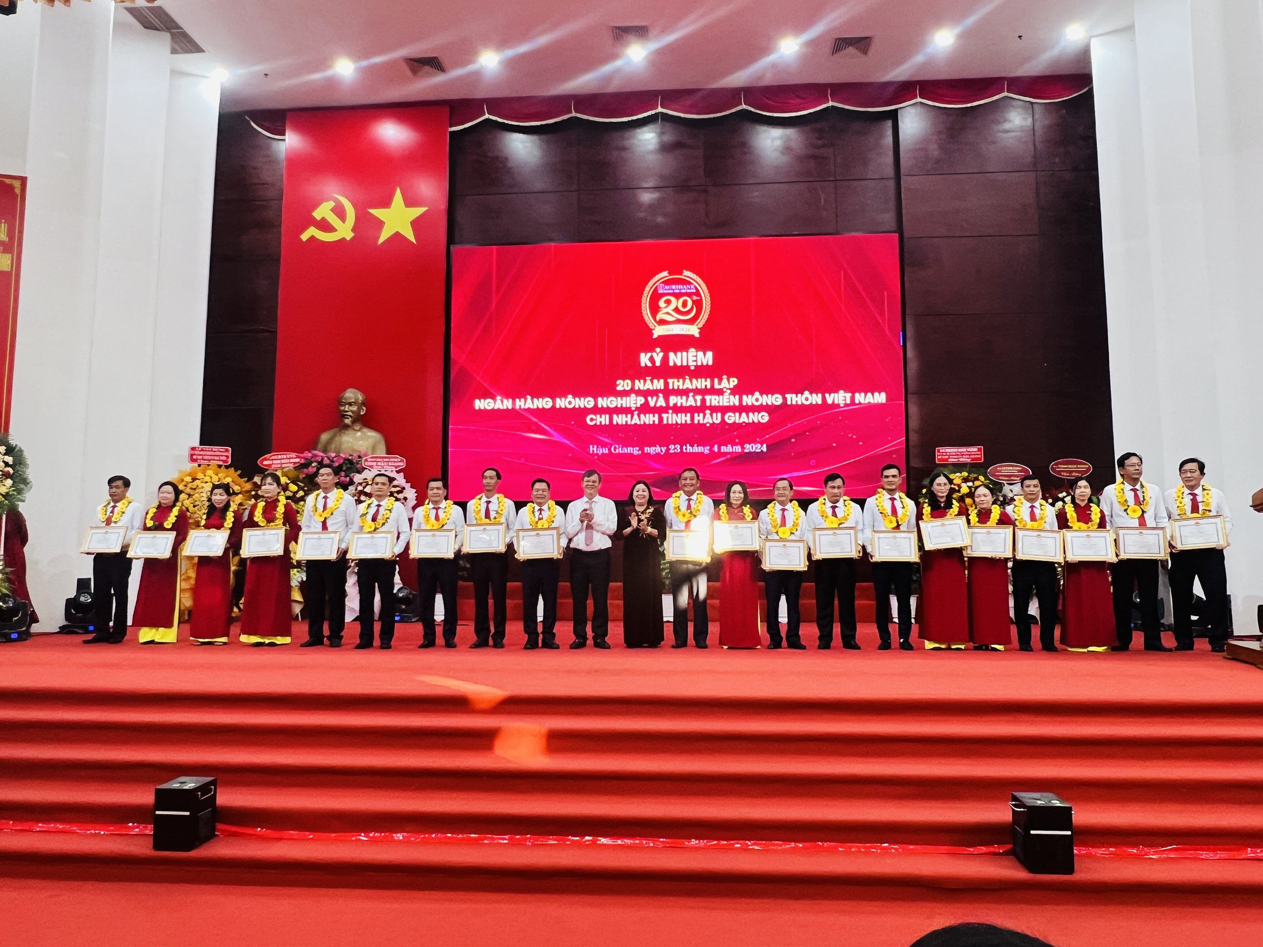 Agribank Chi nhánh tỉnh Hậu Giang vinh dự nhận bằng khen của Thủ tướng Chính phủ- Ảnh 3.