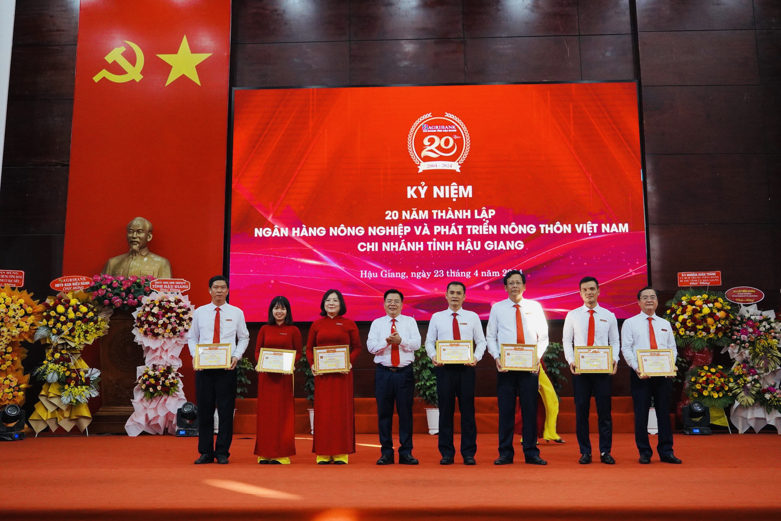 Agribank Chi nhánh tỉnh Hậu Giang vinh dự nhận bằng khen của Thủ tướng Chính phủ- Ảnh 5.