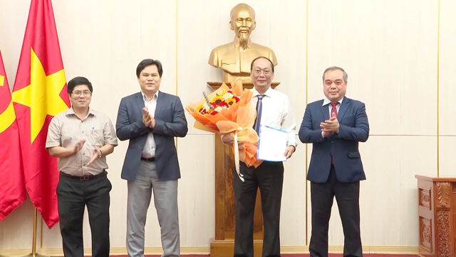 Chánh Văn phòng UBND tỉnh, Phó Giám đốc Sở TTTT Quảng Ngãi nhận thêm nhiệm vụ mới- Ảnh 1.