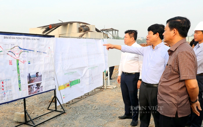 Lãnh đạo tỉnh Bình Dương kiểm tra tiến độ triển khai dự án đường Vành đai 3. Ảnh: Trần Khánh