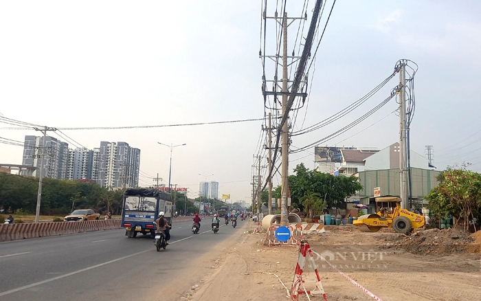Dự án nâng cấp mở rộng quốc lộ 13 chưa hoàn thành di dời lưới điện. Ảnh: Trần Khánh