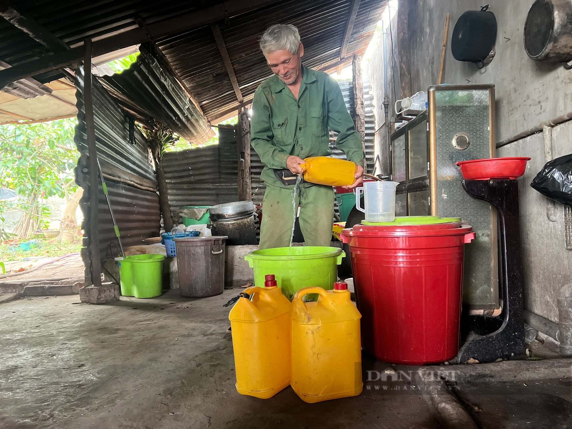 Khắp nơi ở Kon Tum khô rang, dân đi tìm nước, bật máy bơm thì giếng sâu cũng cạn kiệt, đến là chật vật- Ảnh 2.