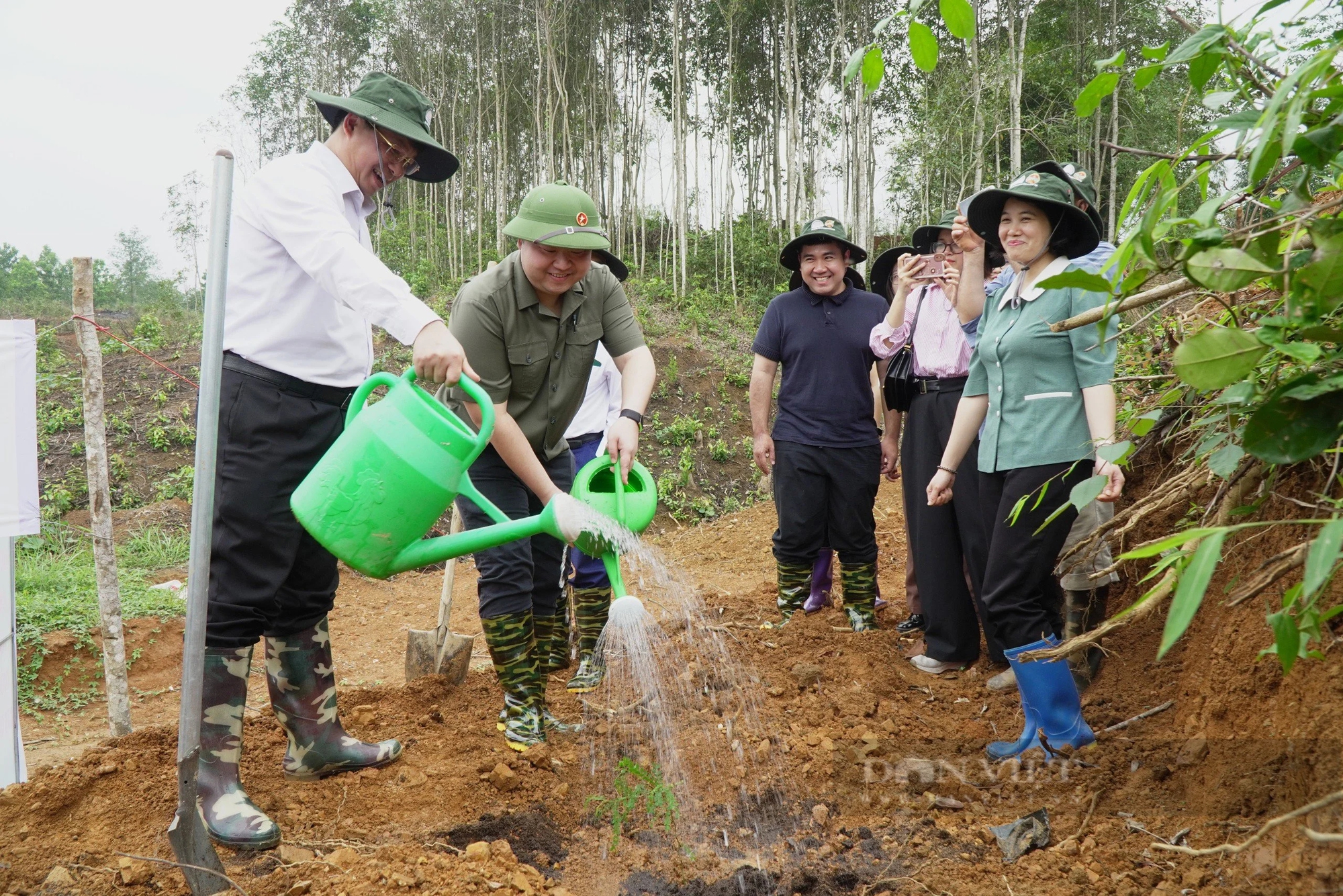 Bắc Kạn: Trao tặng 100 triệu đồng mua cây giống trồng rừng cho hội viên, nông dân- Ảnh 2.