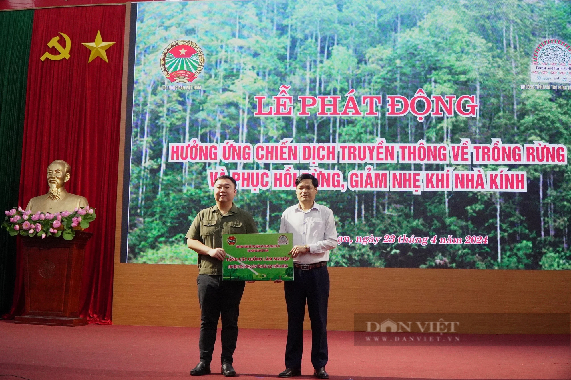 Bắc Kạn: Trao tặng 100 triệu đồng mua cây giống trồng rừng cho hội viên, nông dân- Ảnh 4.