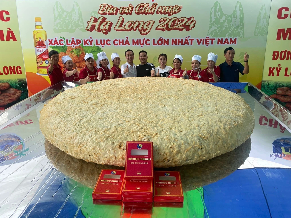 Sau bánh chưng 7 tấn, xuất hiện chả mực "khủng" ở Hạ Long nặng 200kg- Ảnh 1.