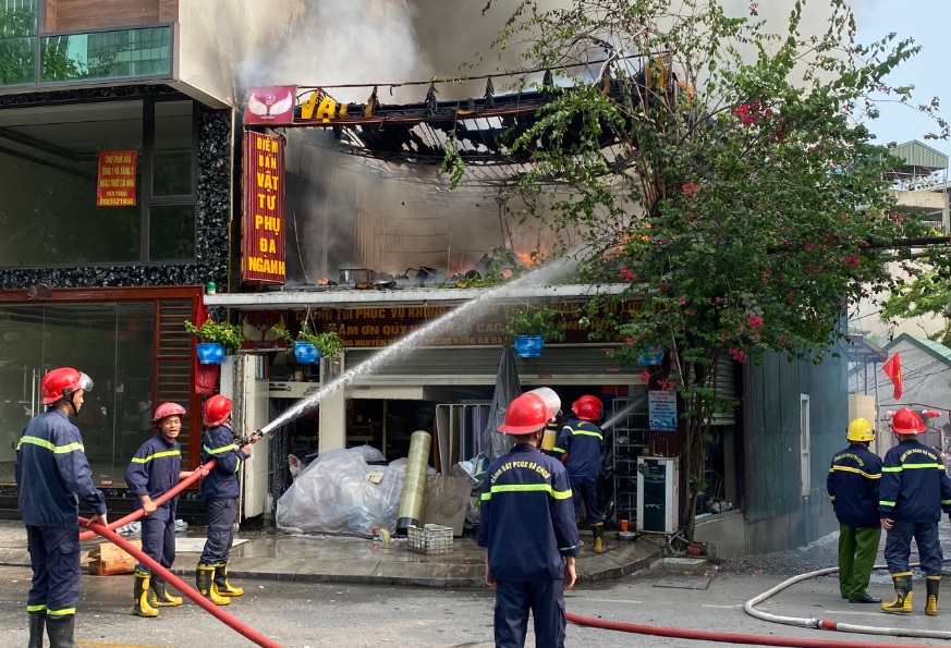 Cháy cửa hàng tạp hóa Quảng Ninh, 2 người thoát nạn- Ảnh 1.