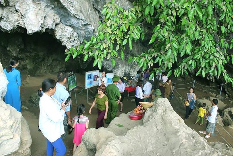 Tận sâu hang đá mát lạnh ở một ngọn núi của Nghệ An, di tích khảo cổ này "kêu cứu", vì sao vậy?- Ảnh 1.